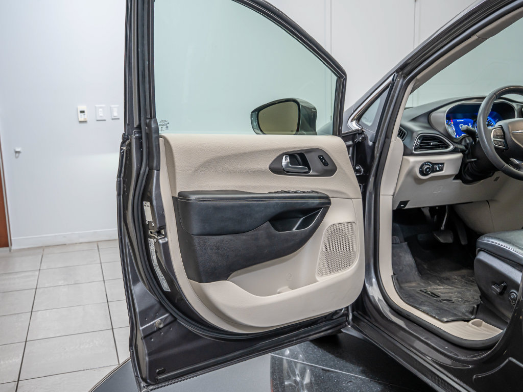 Used 2022 Chrysler Pacifica Touring-L FWD image 26