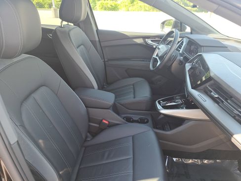 Used 2023 Audi Q4 e-tron Premium Plus w/ Premium Plus RWD image 10