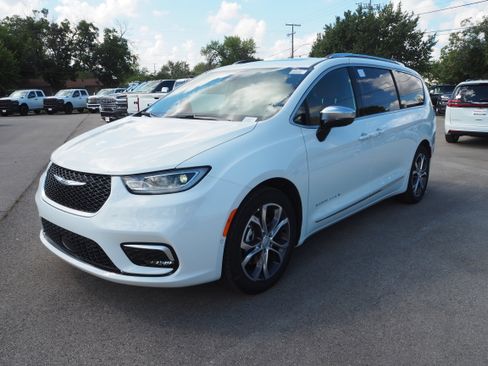New 2026 Chrysler Pacifica Pinnacle image 2