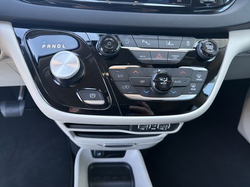 Used 2024 Chrysler Pacifica Touring-L FWD image 39
