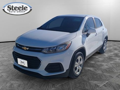 Used 2017 Chevrolet Trax LS image 1