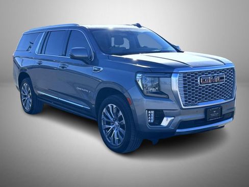 Used 2022 GMC Yukon XL Denali w/ Denali Premium Package image 3