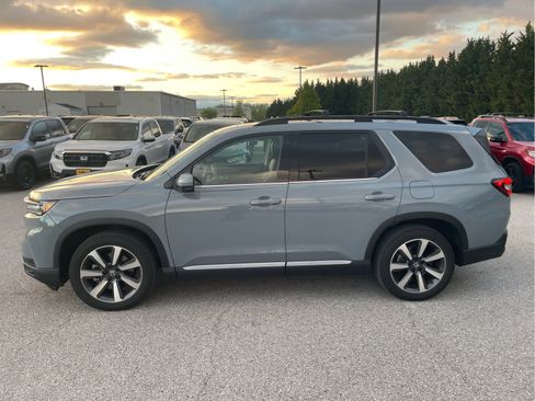 Used 2025 Honda Pilot Touring image 2