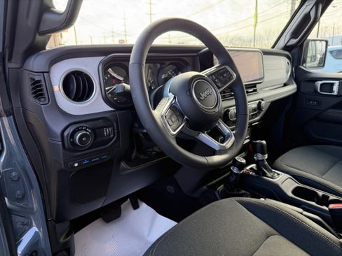 Used 2025 Jeep Wrangler Unlimited Sahara w/ Safety Group image 18