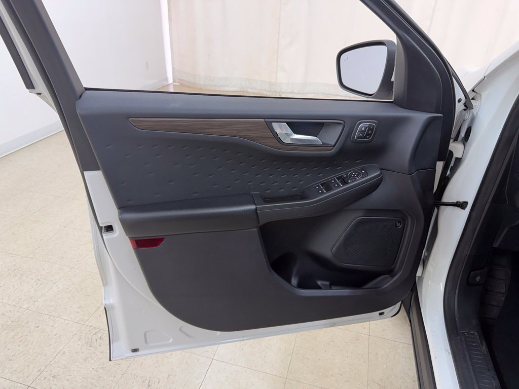 Used 2020 Ford Escape Titanium AWD/4WD image 16