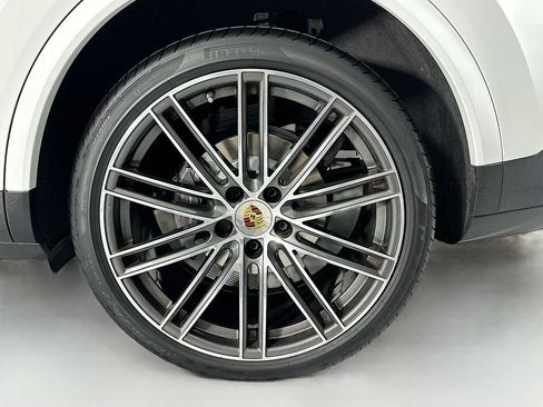 Certified 2023 Porsche Cayenne Platinum Edition AWD/4WD image 32