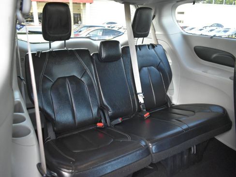 Used 2022 Chrysler Pacifica Touring-L FWD image 28