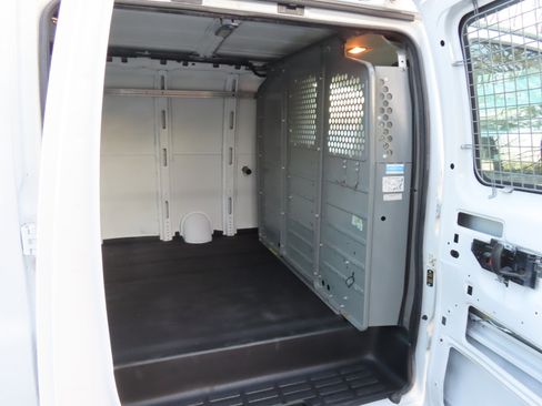 Used 2015 Chevrolet Express 2500 image 17