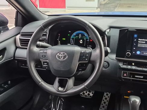 Used 2025 Toyota Camry SE FWD image 11