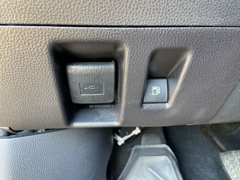 Used 2023 Toyota Highlander LE FWD image 44
