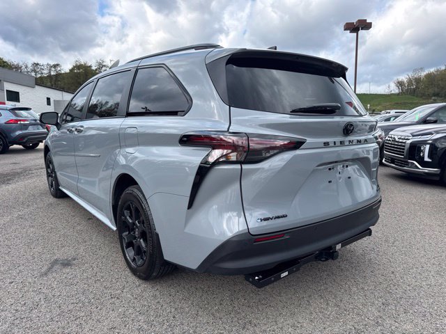 Used 2026 Toyota Sienna XLE Woodland Edition AWD/4WD image 4