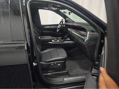 Used 2025 Cadillac Escalade ESV V AWD/4WD image 8