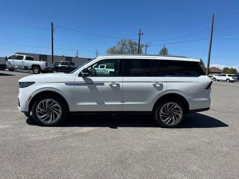 Used 2025 Lincoln Navigator Reserve AWD/4WD image 7