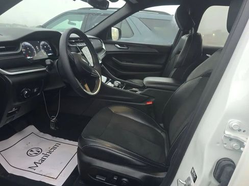 Used 2024 Jeep Grand Cherokee Altitude image 10