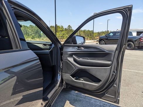 Used 2026 Jeep Grand Cherokee Laredo image 40