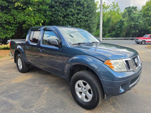 Used 2013 Nissan Frontier SV w/ SV Value Truck Pkg AWD/4WD image 4