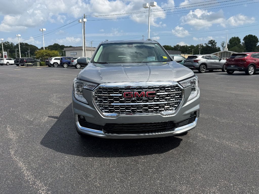 Used 2024 GMC Terrain Denali w/ Denali Premium Package AWD/4WD image 2