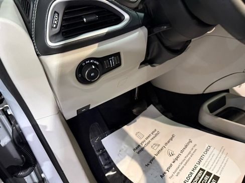 Used 2022 Chrysler Pacifica Touring-L image 13