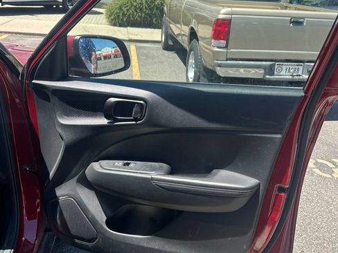 Used 2024 Hyundai Venue Limited FWD image 12