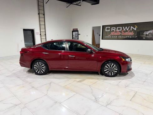 Used 2025 Nissan Altima 2.5 SV FWD image 8