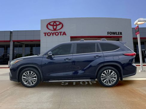 Used 2022 Toyota Highlander Platinum AWD/4WD image 2