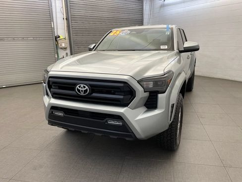 Used 2025 Toyota Tacoma SR5 AWD/4WD image 11
