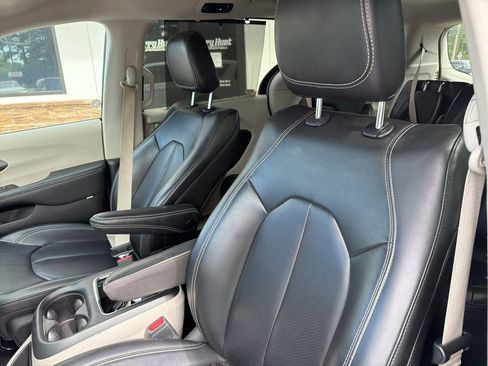 Used 2023 Chrysler Pacifica Touring-L image 2