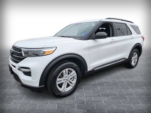 Used 2024 Ford Explorer XLT w/ Equipment Group 202A AWD/4WD image 3