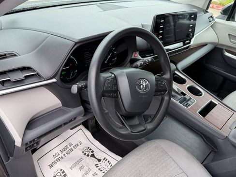 Used 2024 Toyota Sienna LE image 9