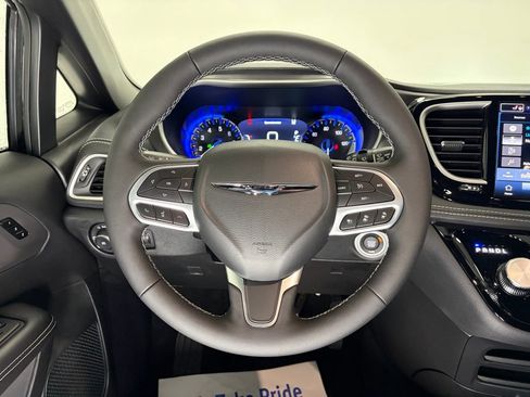 New 2026 Chrysler Pacifica Select image 14