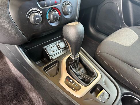 Used 2016 Jeep Cherokee Sport image 32