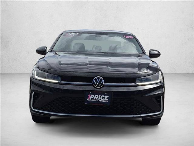 Used 2025 Volkswagen Jetta SE FWD image 2