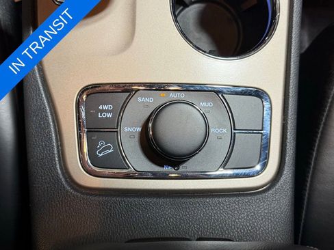 Used 2015 Jeep Grand Cherokee Limited w/ Luxury Group II AWD/4WD image 19