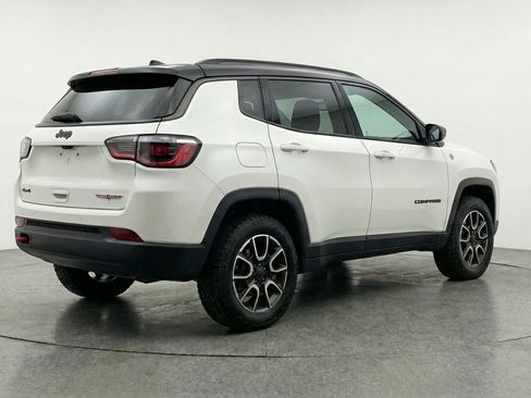 Used 2025 Jeep Compass Trailhawk AWD/4WD image 9