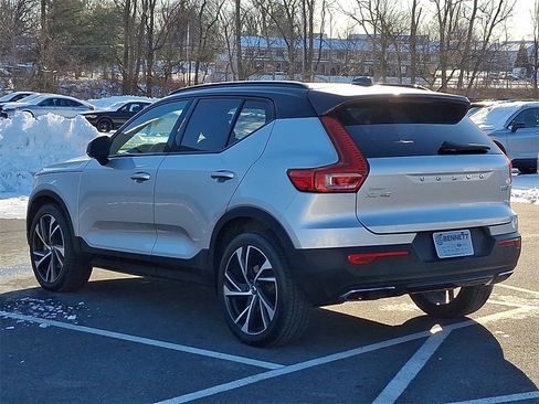 Used 2019 Volvo XC40 T5 R-Design image 4