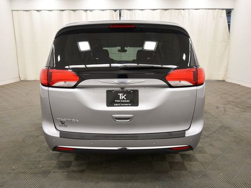 Used 2017 Chrysler Pacifica Touring-L Plus w/ Tire & Wheel Group FWD image 6