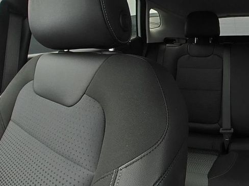 Used 2025 Chevrolet Trax LT w/ LT Convenience Package FWD image 26