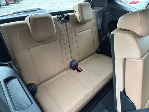 Certified 2023 Volkswagen Tiguan SE FWD image 39