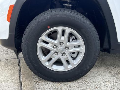 New 2025 Jeep Grand Cherokee Laredo image 3