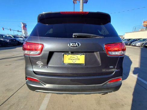 Used 2018 Kia Sorento LX image 4