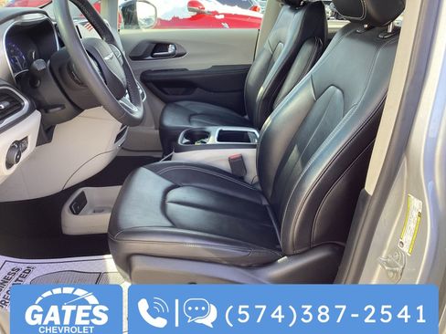 Used 2024 Chrysler Pacifica Touring-L image 17