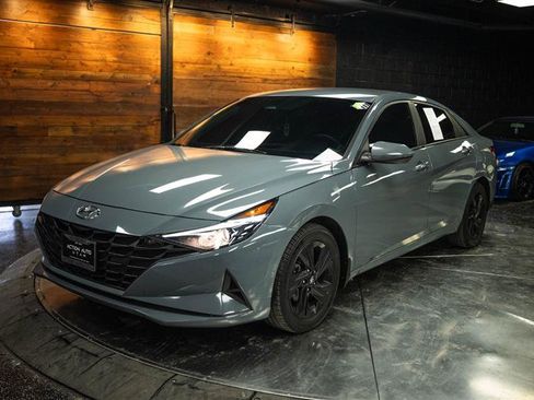 Used 2023 Hyundai Elantra SEL FWD image 2