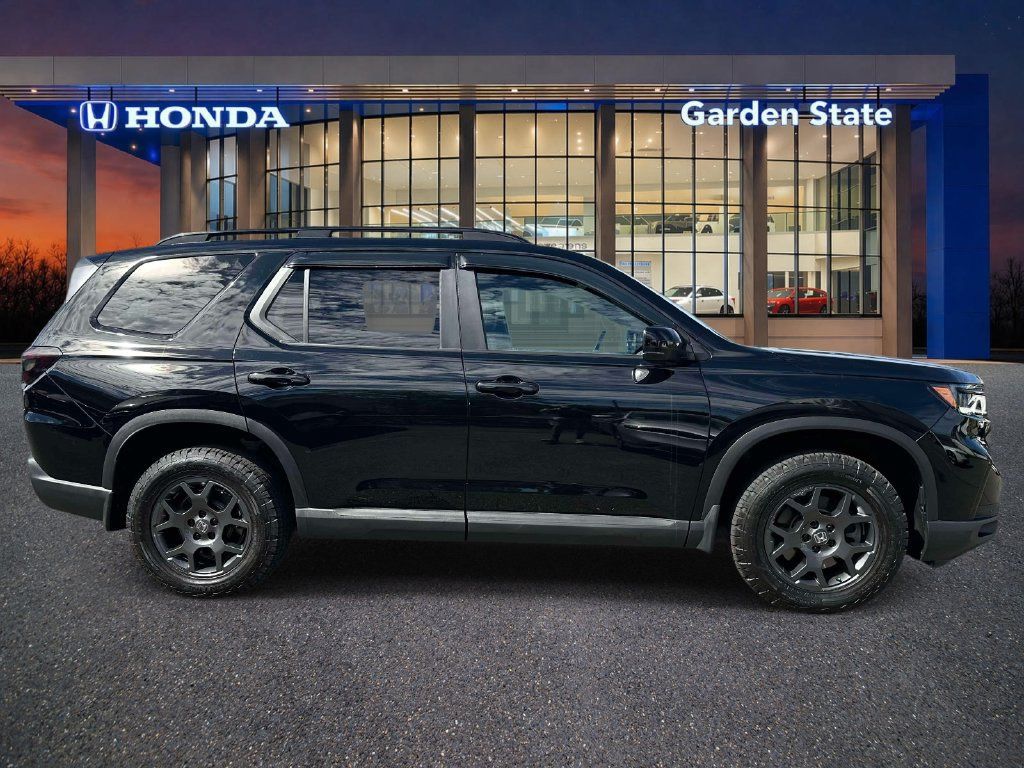 Certified 2024 Honda Pilot TrailSport image 5