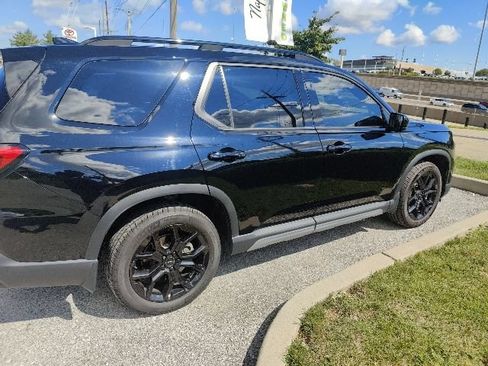 Used 2025 Honda Pilot Black Edition image 11