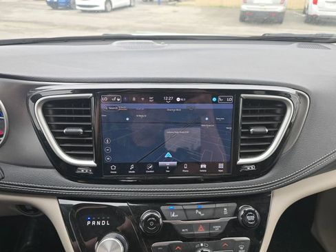 Used 2024 Chrysler Pacifica Limited FWD image 15