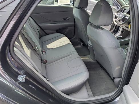 Used 2021 Hyundai Elantra SE FWD image 15