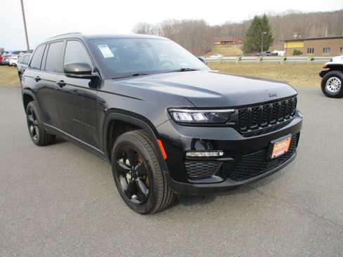 Certified 2023 Jeep Grand Cherokee Limited w/ Black Appearance Package image 3