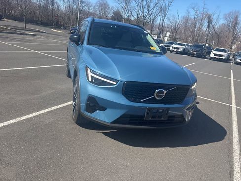 Used 2025 Volvo XC40 B5 Ultra w/ Climate Package image 5