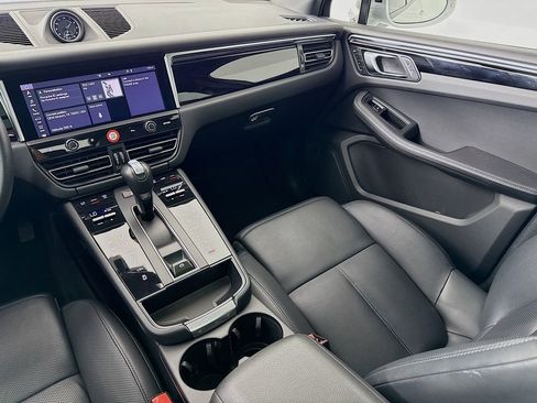Certified 2024 Porsche Macan AWD/4WD image 26