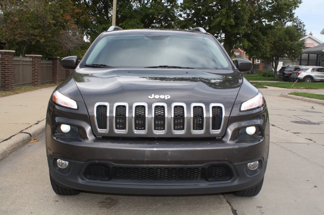 Used 2018 Jeep Cherokee Latitude Plus AWD/4WD image 3